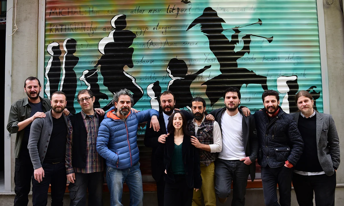 Resimli kepenk önünde toplu fotoğraf veren Entropi Sahne ekibi